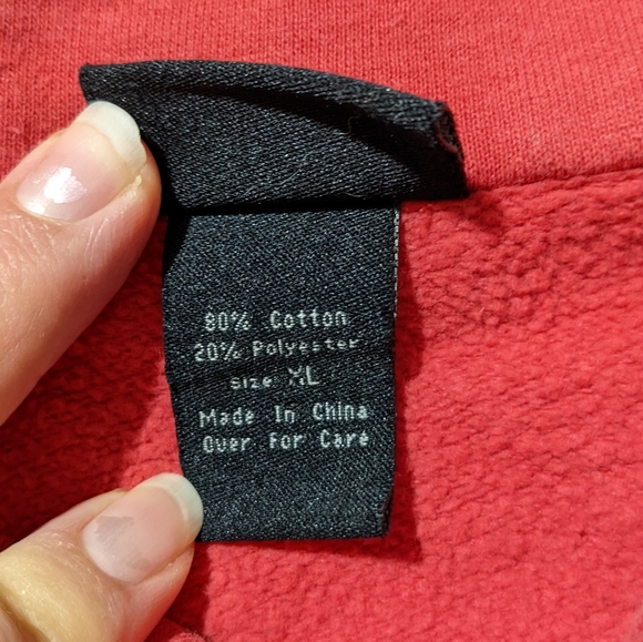 Red sweater wood buttons - Picture 3 of 5